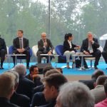De gauche à droite, le général d’armée Pierre de Villiers, Peter Hartz (Fondation SHS), le secrétaire d’État suisse Mauro Dell’Ambrogio, Emmanuel Kessler (PDG de Public Sénat), Najoua Arduini-Elatfani (présidente du Club du XXIe siècle), le président du Sénat Gérard Larcher, Guillaume Sarkozy (délégué général de Malakoff-Médéric) et Laurent Bigorgne (directeur de l’Institut Montaigne).