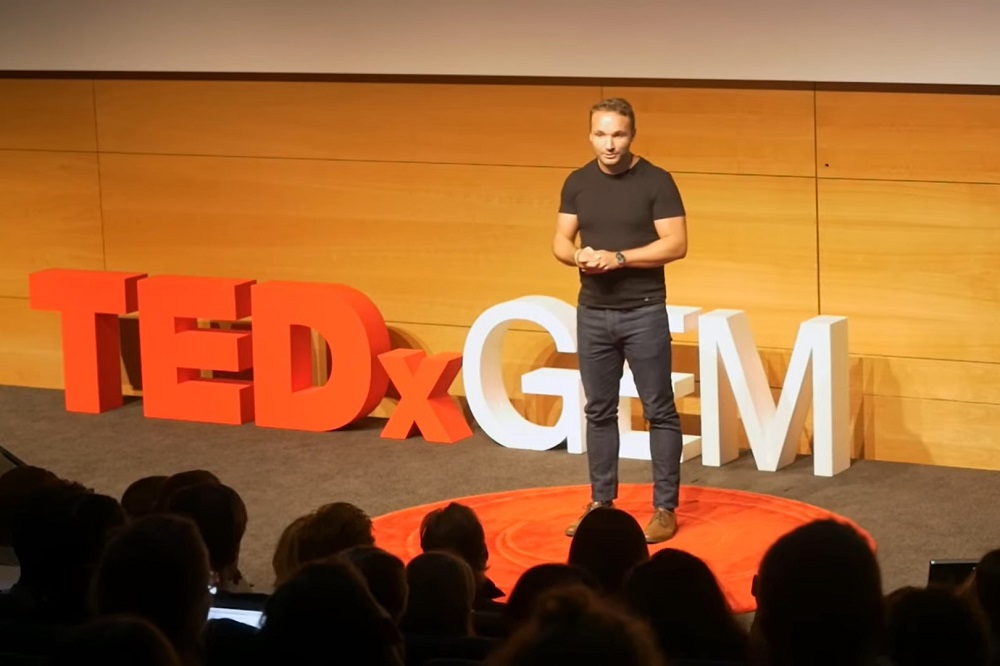 Copie d'écran de Jérémy Lamri, co-fondateur de Tomorrow Theory, lors d'une intervention à TEDx GEM, le 13 février 2020