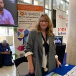 Photo prise le 16 octobre à Marseille, en marge des 3e rencontres de l'orientation inter-régions organisée par Régions de France : Anne Massip-Zillhardt, chargée de mission animation et coordination du SPRO/Décrochage scolaire à la Région Centre-Val de Loire, présente une nouvelle action de professionnalisation ludo-pédagogique.