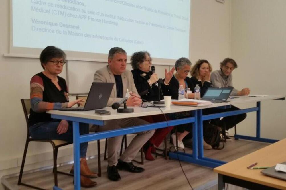 Les participants à la table ronde "Comment décloisonner les formations sanitaires et sociales" organisée le 19 mars 2025 par l’Union nationale des acteurs de formation et de recherche en intervention sociale (Unaforis).