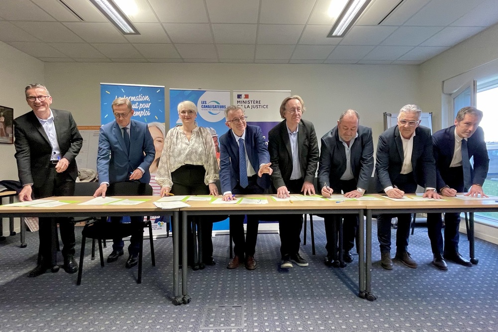 Une convention de partenariat est signée le 26 mars 2025 à Ballan-Miré, en Indre-et-Loire, par François Bonneau, président de la Région Centre-Val de Loire, Christophe Ruas, vice-président de l’organisation professionnelle Les Canalisateurs, et Guillaume Piney, directeur interrégional des services pénitentiaires de Dijon, pour favoriser l’insertion professionnelle de neuf détenus en fin de peine.