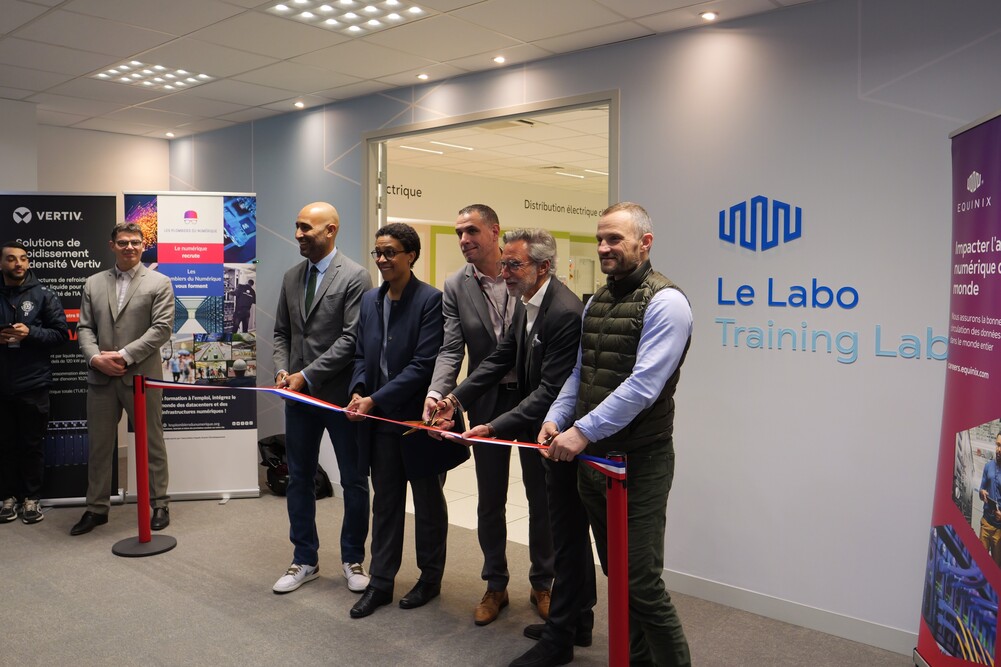Equinix, société d'infrastructure numérique de 500 personnes, met à disposition un datacentre de 100 m², situé à Saint-Denis et nommé « Le labo », spécialement conçu pour permettre aux étudiants de bénéficier d’un apprentissage en immersion.