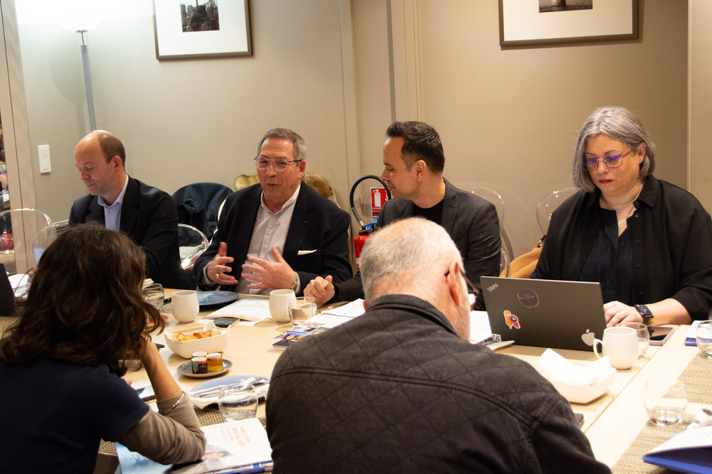 Alexandre Schajer, président du réseau É2C France, lors d’une conférence de presse le 10 avril 2025 à Paris, avec notamment Cyrille Cohas-Bogey, directeur du réseau É2C France.