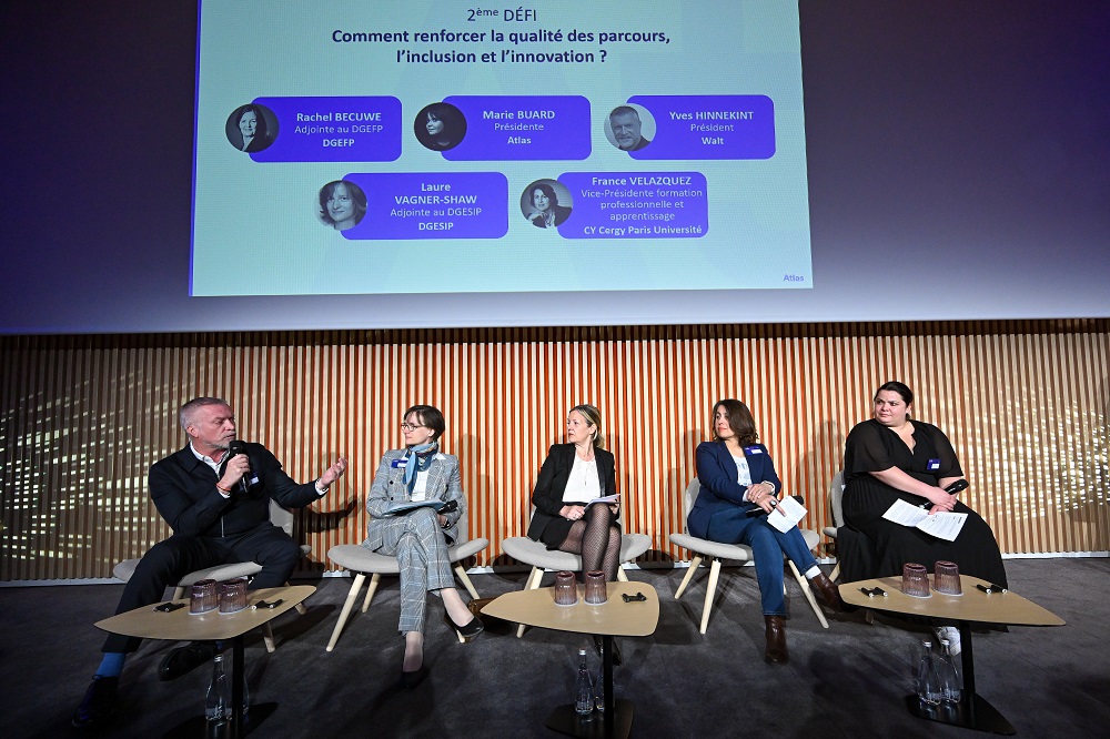 Yves Hinnekint (Walt), Laure Vagner-Shaw (DGESIP), Rachel Bécuwe (DGEFP), France Velazquez (CY Cergy Paris Université) et Marie Buard (Atlas) échangent sur les problématiques de qualité de l’apprentissage lors d’un événement organisé par Atlas le 8 avril 2025.