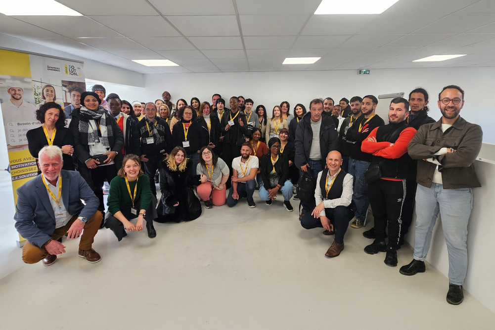 En Avignon, Jérémy Valency, chef de projet, avec à sa droite les candidats du dispositif Entreprises Éphémères Solutions.