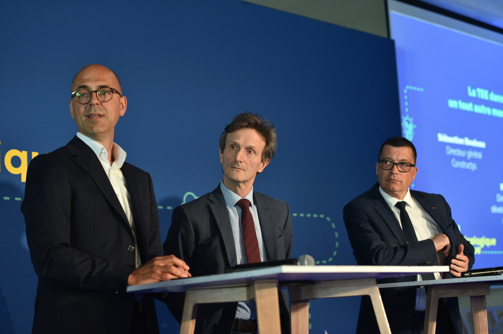 Lors d’un colloque organisé à La Rochelle le 14 mai 2025, avec pour thème la transition écologique et énergétique (TEE). De gauche à droite, Franck Le Nuellec, directeur du marketing, du développement et de l’innovation stratégique du CCCA-BTP, Sébastien Bouleau, directeur général de Constructys, et Arnaud Muret, directeur général d'Opco EP.