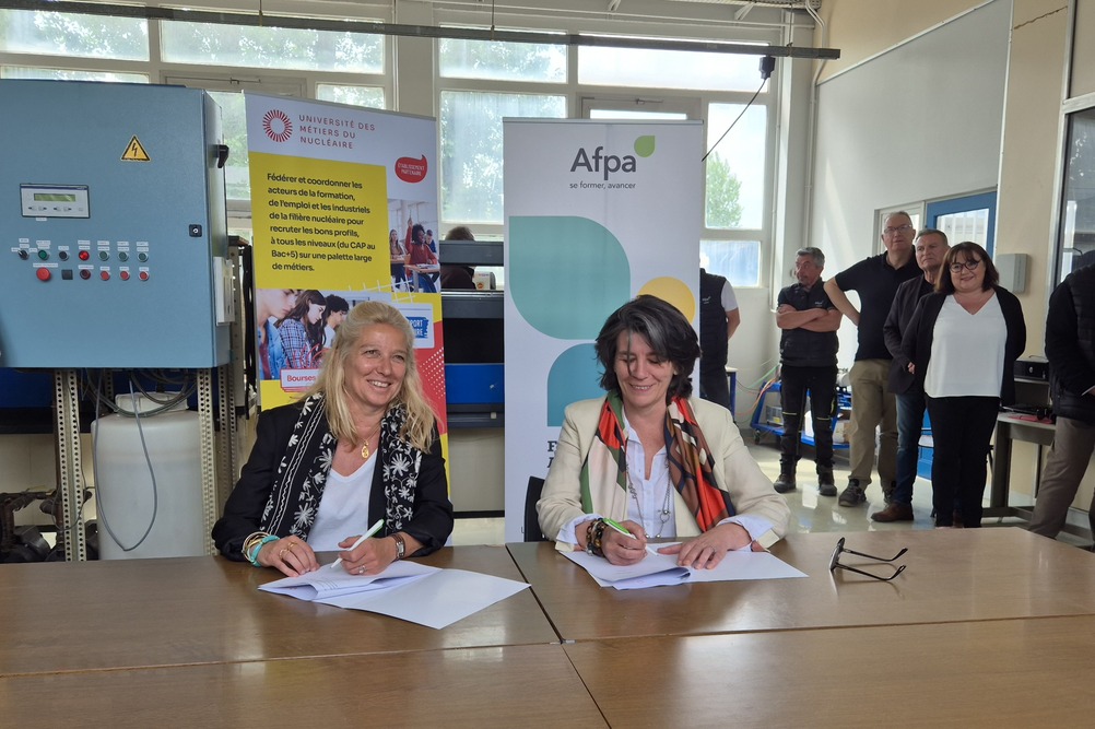 Les représentants de l'Afpa et de l’Université des métiers du nucléaire (UMN) signent le 21 mai 2025 à Dunkerque une convention pour répondre aux besoins en compétences de la filière nucléaire.