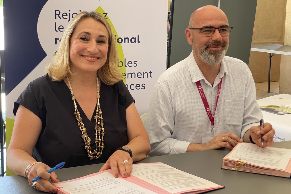 Signature de la convention signée par Askalia et Univpro lors du colloque d'Univpro à Aix. Laure Avignon, présidente d'Askalia, et Laurent Bourlès, président d'Univpro.