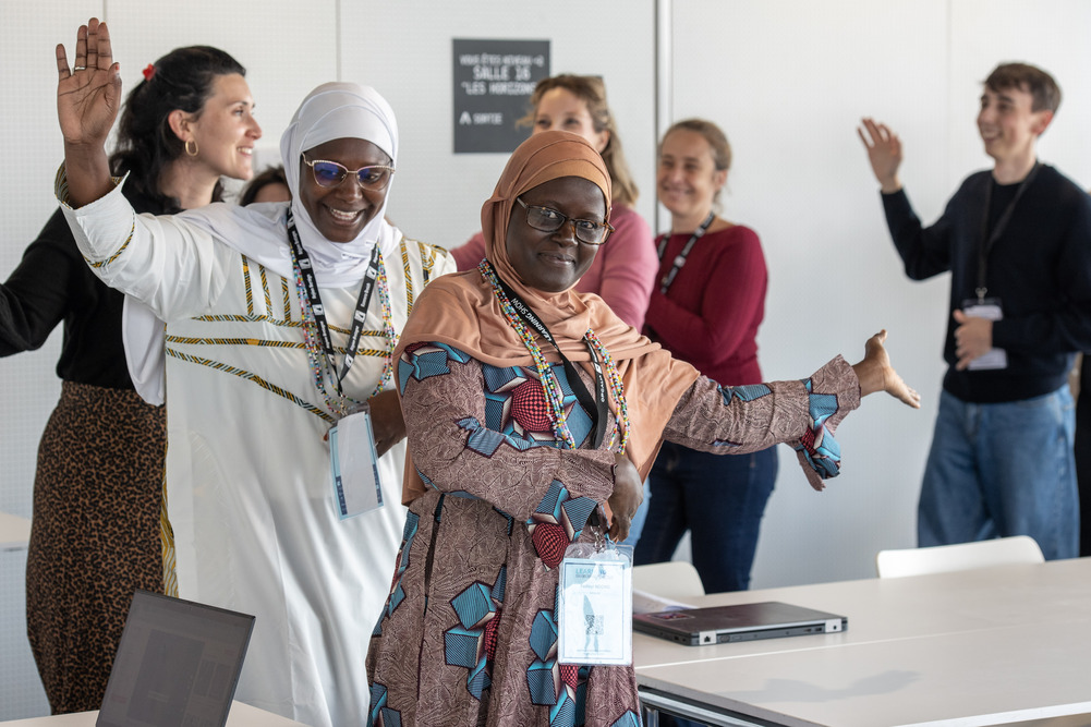 Animée par Yadieyi Ndong (professeure de mathématiques - sciences physiques) et Khady Faye (institutrice - formatrice en numérique pédagogique), deux sénégalaises membres de l’association Senum (Synergie pour l’éducation au numérique et aux médias), l’atelier “Impact et sobriété, moins d’outils, moins de ressources mais toujours plus de pertinence” au Learning Show 2025.