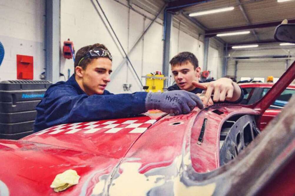 Formation carrosserie à la Cité des formations de Tours.