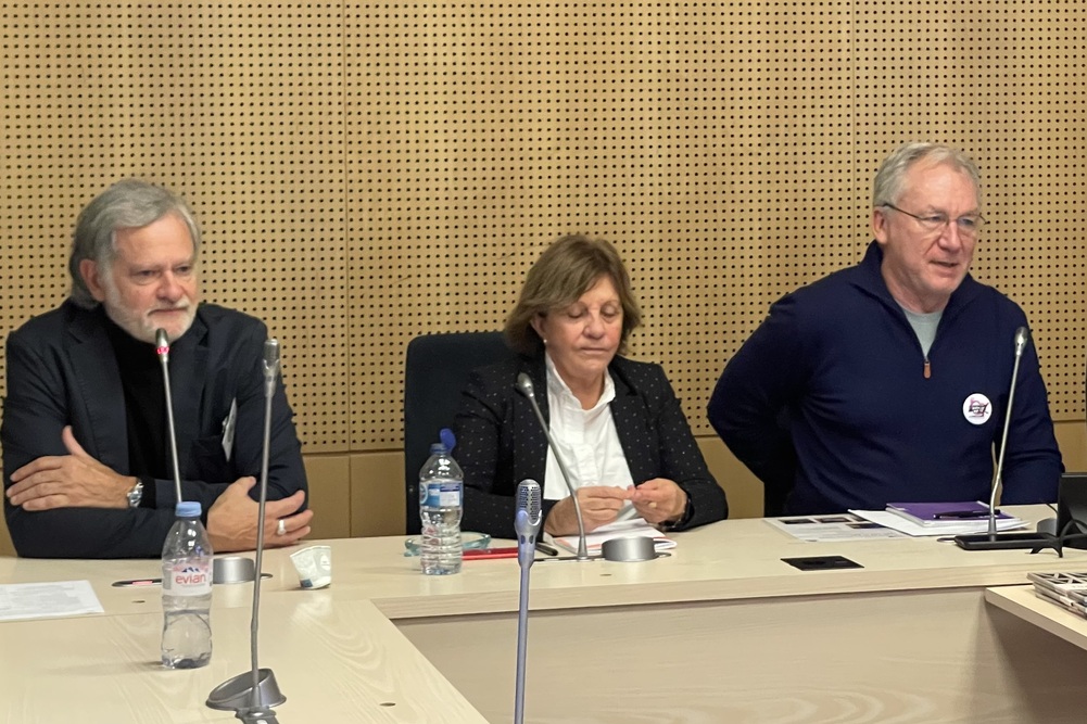 Lors du 2e Sommet national pour l’emploi des seniors. De gauche à droite, Jean-Michel Pasquier (KOEO), Anne-Marie Bjornson-Langen (Restos du Cœur), Jérôme Boniface (Malakoff Humanis).