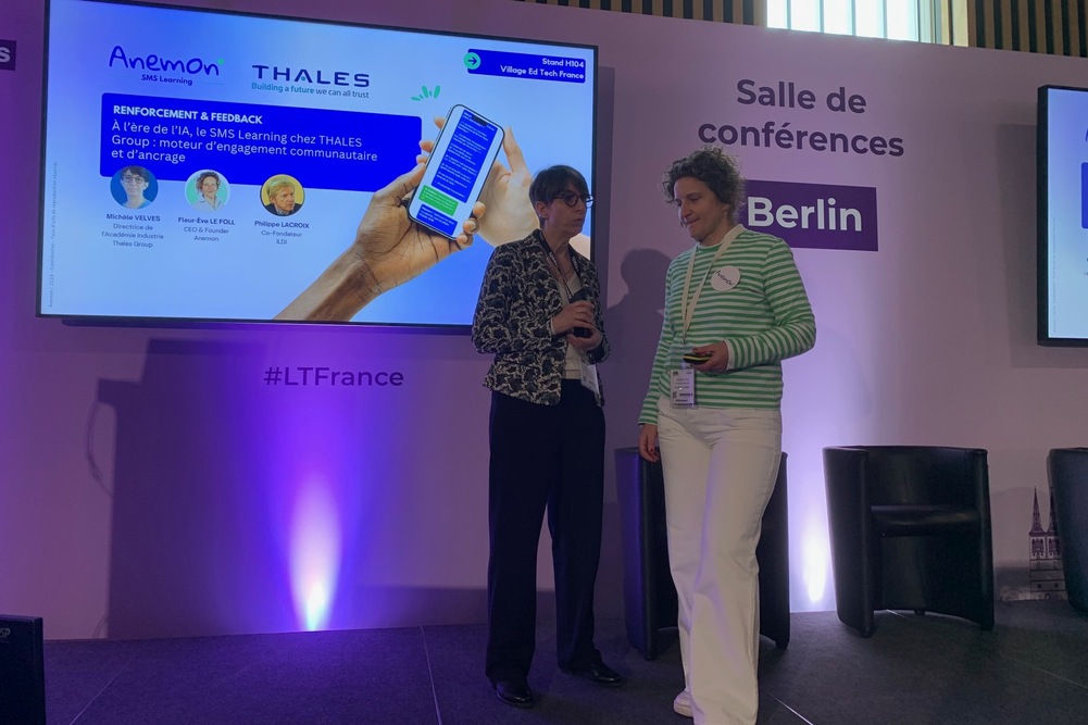 Au salon Learning Technologies, le 28 janvier 2026, à Paris. À gauche, Michèle Velves, directrice de l’Académie Industrie de Thales groupe ; à droite, Fleur-Eve Le Foll, dirigeante fondatrice de Anemon SMS L