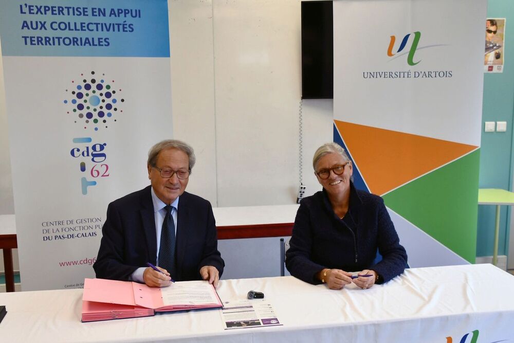 René Hocq, président du Centre de gestion, et Anne Daguet-Gagey, présidente de l’Université d’Artois, officialisent la création du nouveau DU, le 18 novembre 2025. © Université d'Artois