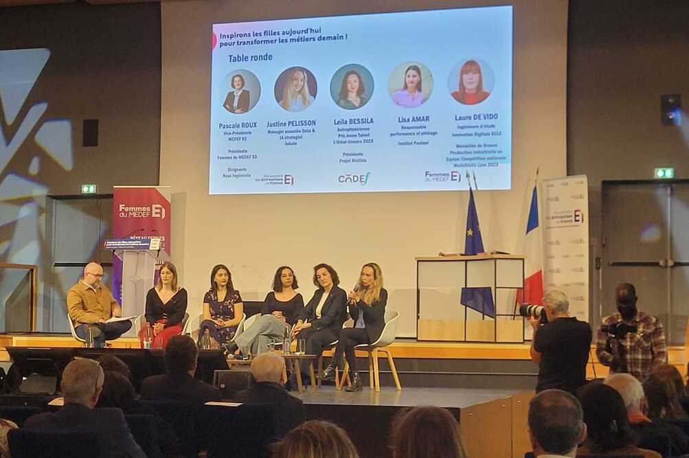 Première table ronde du colloque "Inspirons les filles aujourd'hui pour transformer les métiers demain", organisé par le Medef le 14 avril 2026.