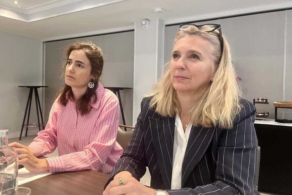 Le 2 juin 2026, lors d’un point presse organisé par l’Institut européen d'administration des affaires (Insead) à Paris. Ici, à gauche, Alexandra Roulet.