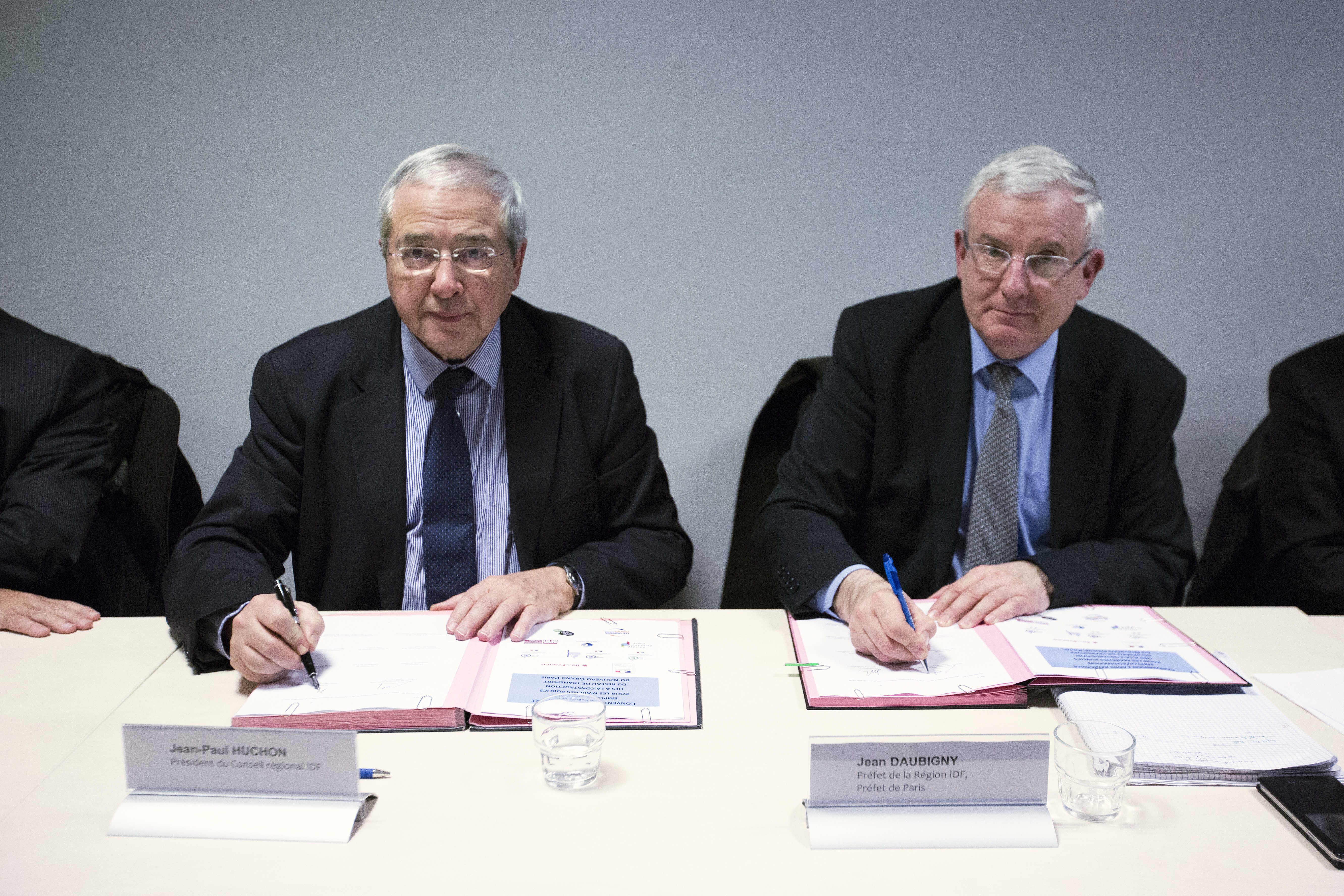 Jean-Paul Huchon, président du Conseil régional, et Jean Daubigny, préfet de région, signent la convention crédit Hugues-Marie Duclos