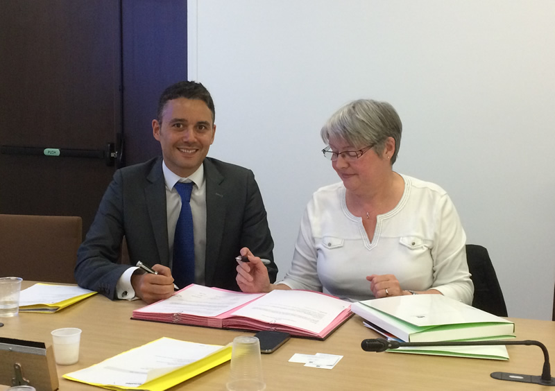 Julien Nizri et Nadine Goret signent l'accord cadre de partenariat Uniformation-Centre Inffo