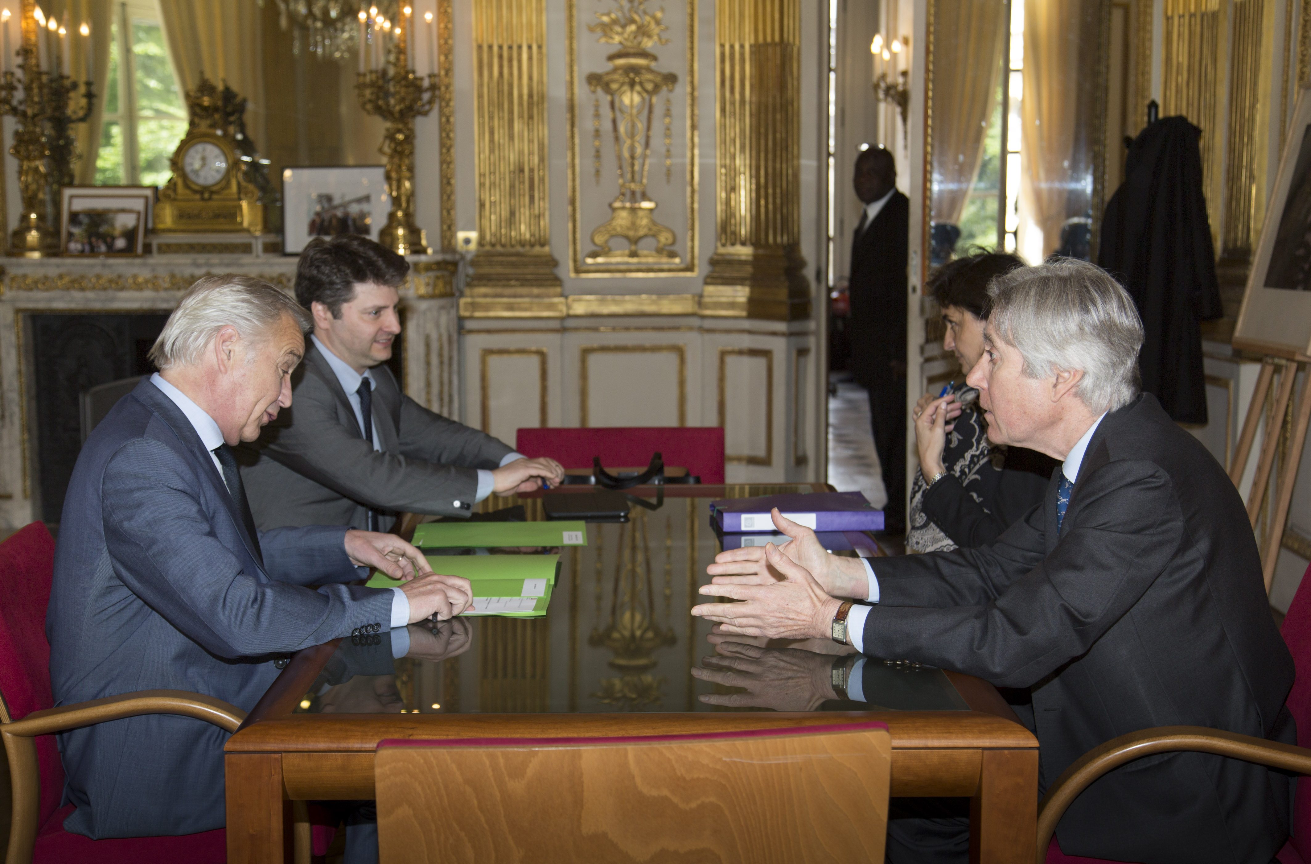 Lors de l’entretien du président de la Fédération de la formation professionnelle, Jean Wemaëre (à droite), avec le ministre du travail François Rebsamen (à gauche), le 4 mai dernier. © Ministère du Travail - Dicom - Gaël Cornier - Sipa Press