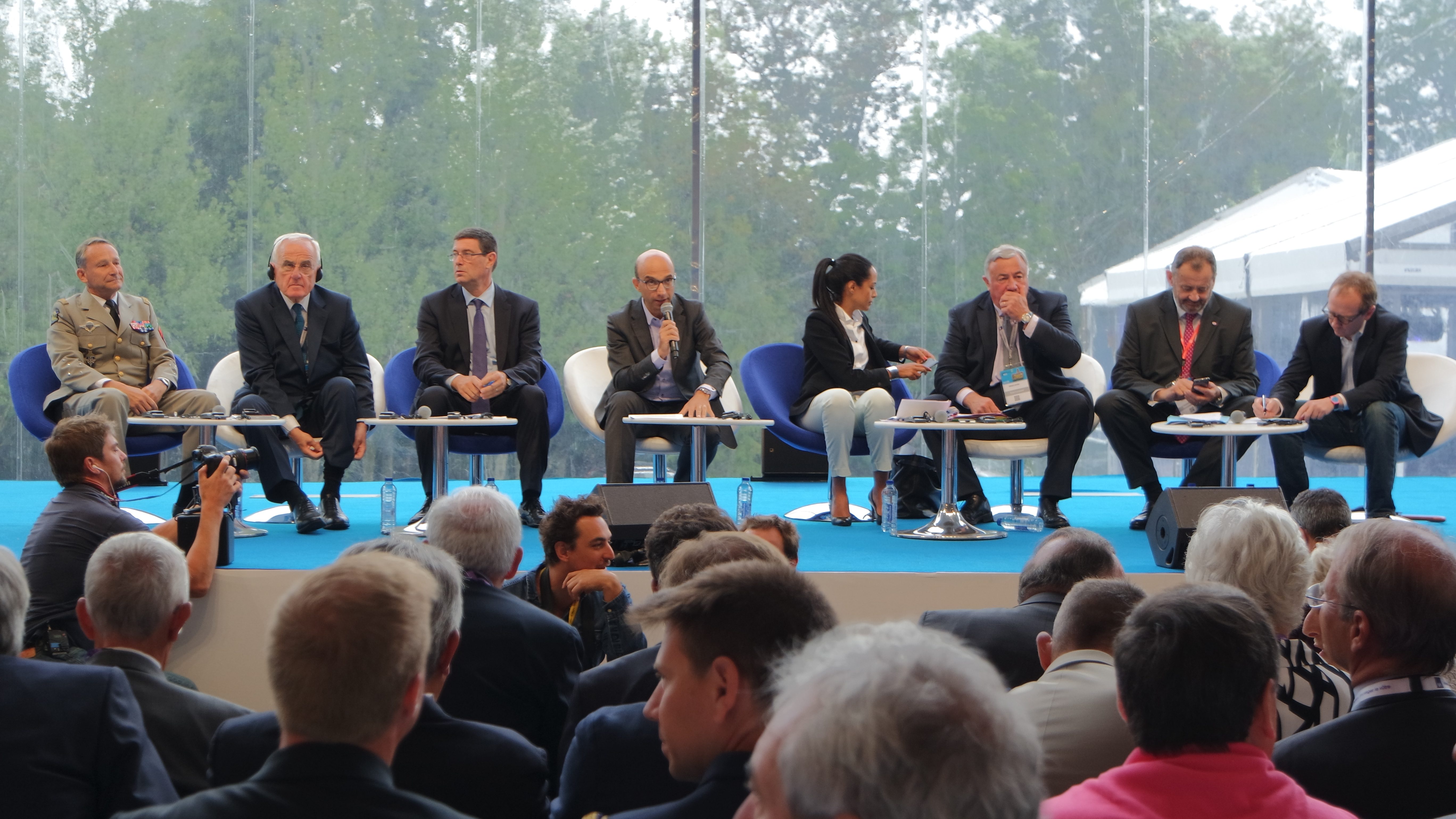 De gauche à droite, le général d’armée Pierre de Villiers, Peter Hartz (Fondation SHS), le secrétaire d’État suisse Mauro Dell’Ambrogio, Emmanuel Kessler (PDG de Public Sénat), Najoua Arduini-Elatfani (présidente du Club du XXIe siècle), le président du Sénat Gérard Larcher, Guillaume Sarkozy (délégué général de Malakoff-Médéric) et Laurent Bigorgne (directeur de l’Institut Montaigne).