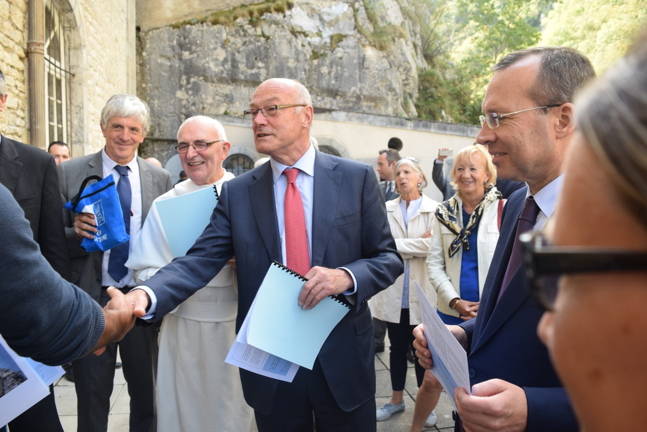 Alain Rousset, Catherine Veyssy et Pierre-André Durand remettent les diplômes au Portalet