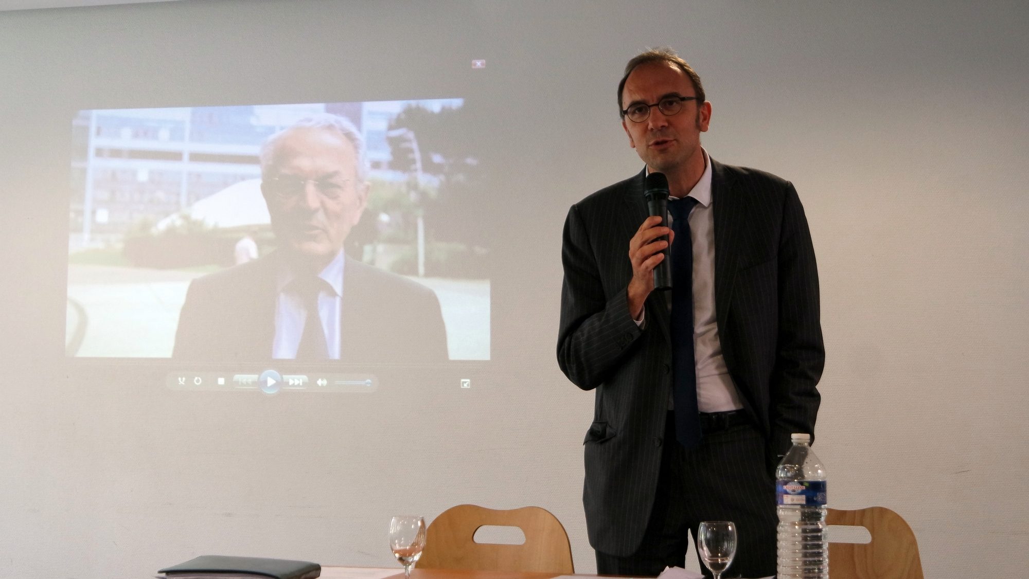 Le président de l'Association pour la mobilité longue des apprentis en Europe, Antoine Godbert, le 7 juillet, avant l'intervention vidéo du député européen Jean Arthuis.