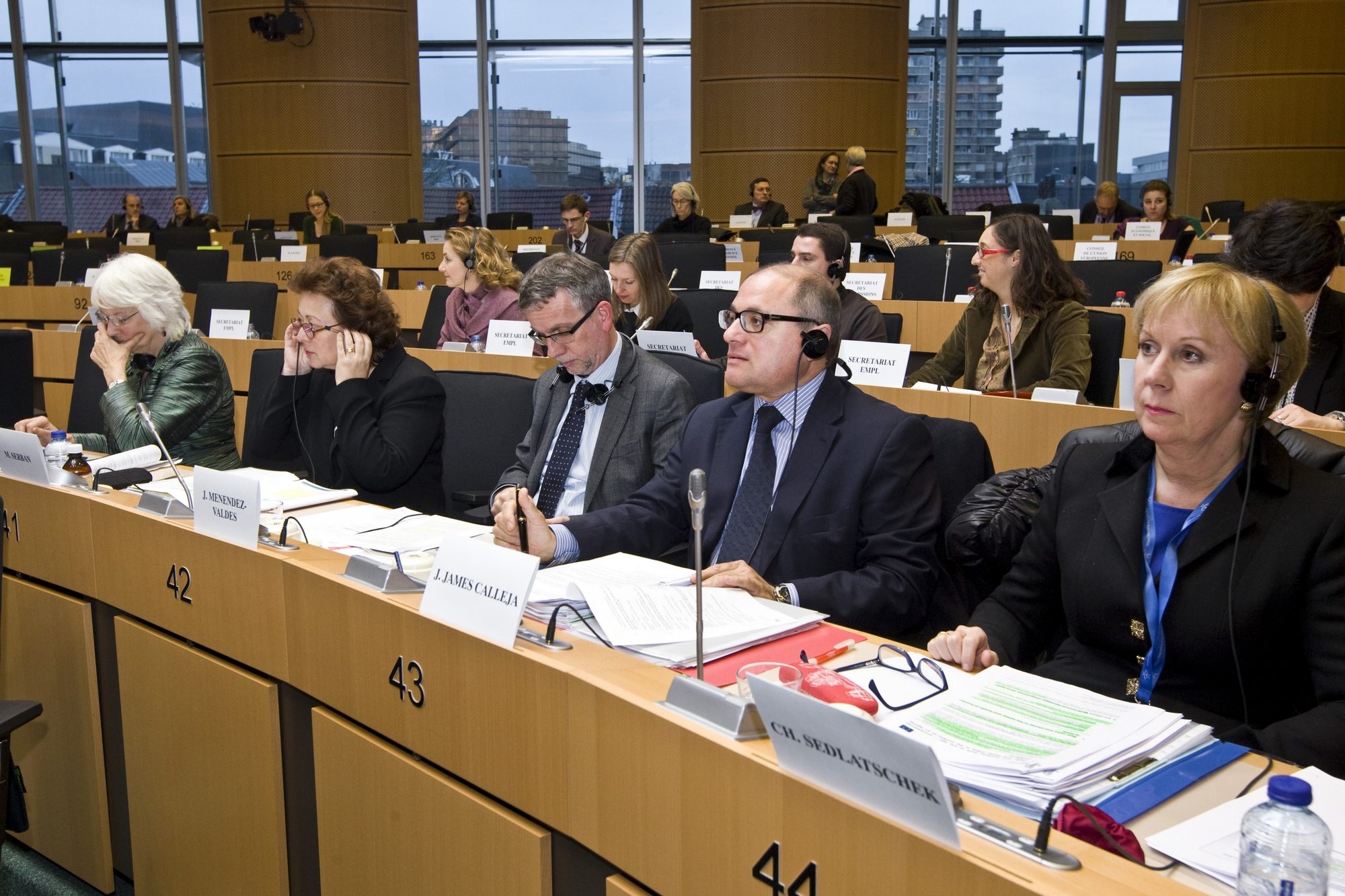 Le directeur du Cedefop James Calleja (deuxième en partant de la droite), présentant à Bruxelles des travaux du Cedefop.