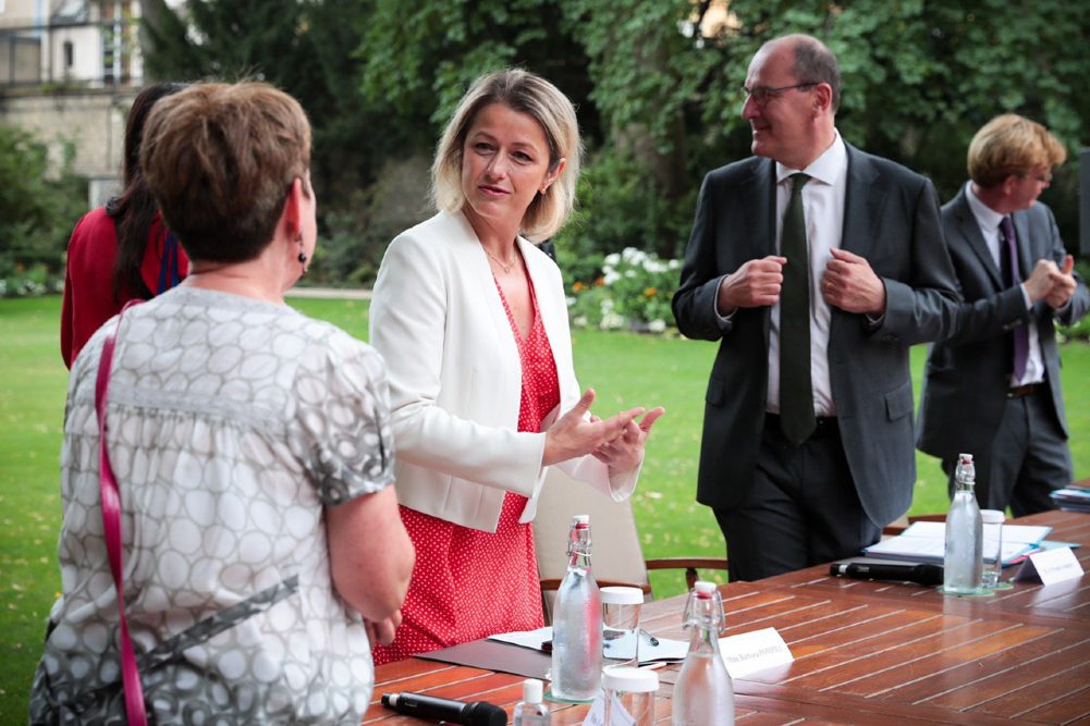 Barbara Pompili, ministre de la Transition écologique, en réunion de travail avec des représentants de la Convention citoyenne pour le climat, autour du Premier ministre Jean Castex, le 20 juillet 2020.