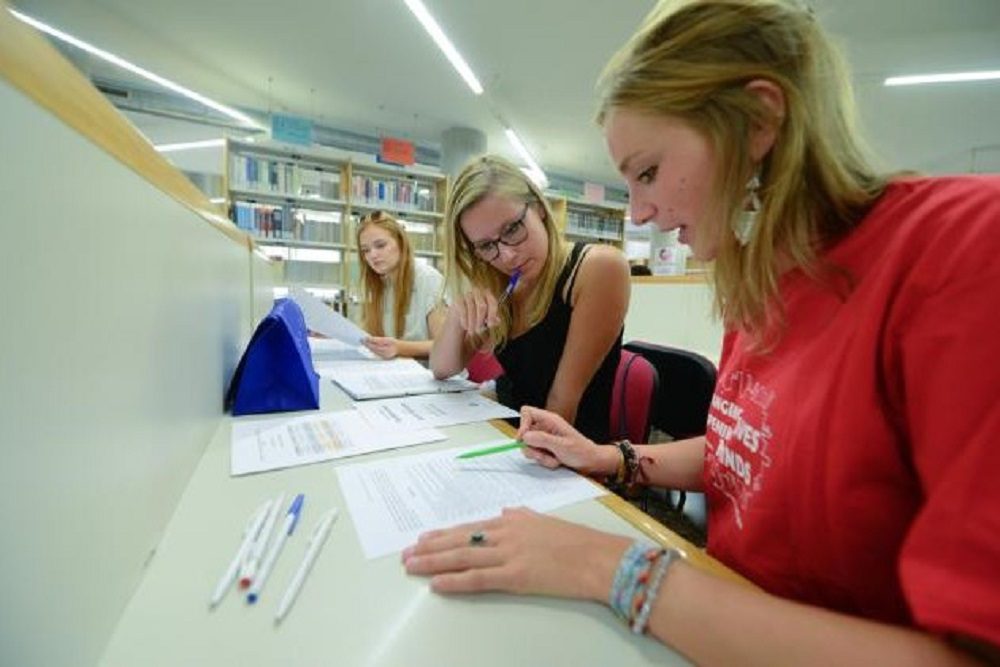 Photo de trois étudiantes Erasmus+ au travail à Murcie (Espagne)