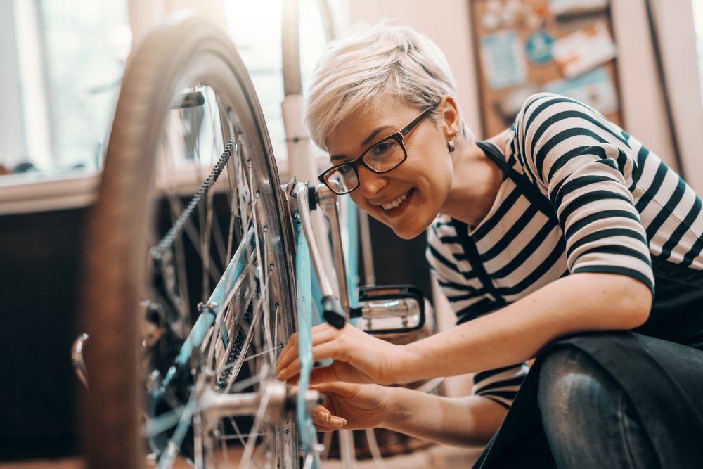 Photo de mécanicienne vélo