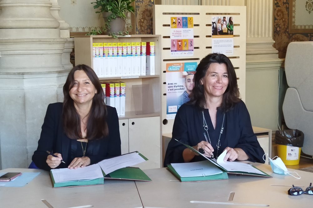 Sophie Bosset-Montoux, directrice générale du CIDJ, et Pascale d'Artois, directrice générale de l'Afpa, signent jeudi 16 septembre 2021 un accord-cadre de coopération