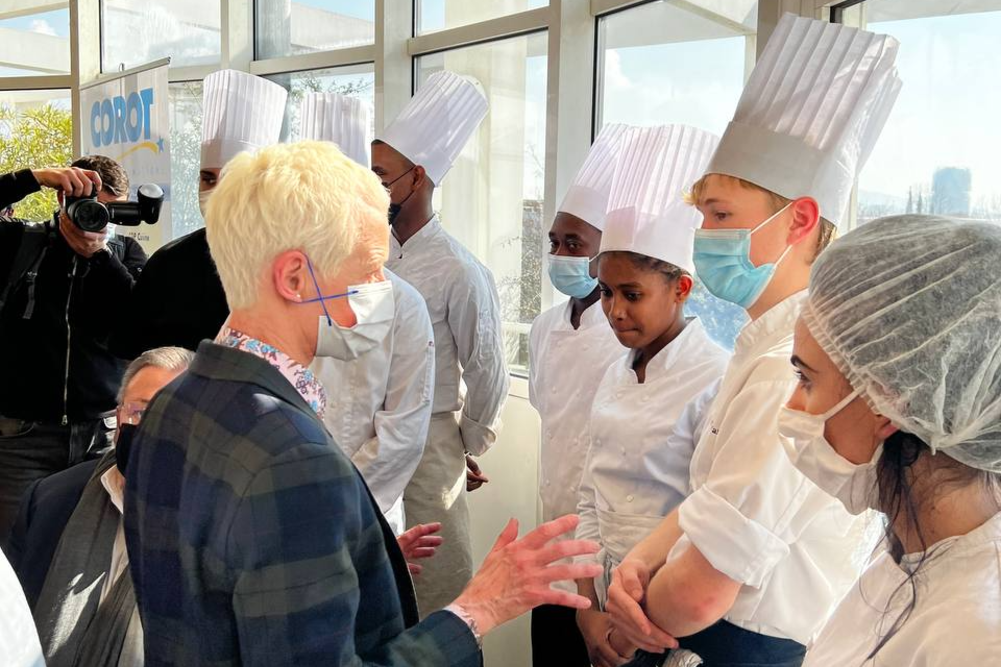 Apprentis du CFA Corot à Marseille, avec la ministre déléguée de l'Insertion Brigitte Klinkert, le 7 mars 2022.