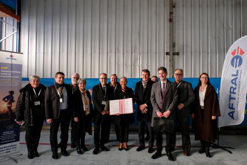 Elisabeth Borne - Signature de la charte de développement de l'emploi et des compétences dans le secteur des transports routiers.