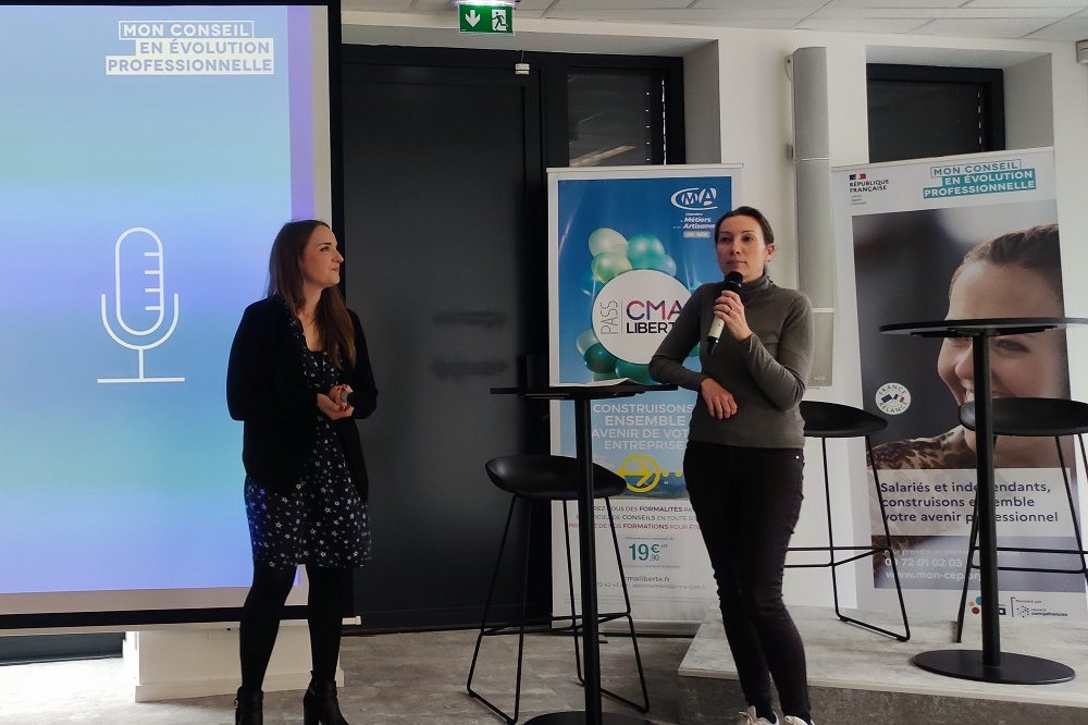 Photo de Claudie Beguet, directrice de projet CEP, réseau EVA Auvergne-Rhône-Alpes, Cindy Ailloud, conseillère en évolution professionnelle, chambre des métiers et de l'artisanat du Rhône, le 17 mars 2022 à Lyon lors de la réunion partenaires CEP