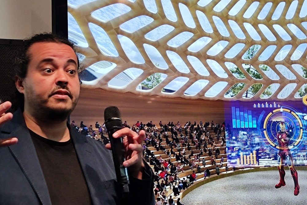 Photo de Manal Rachdi, architecte du métavers Metakwark, devant son interprétation d'un cours en amphithéâtre