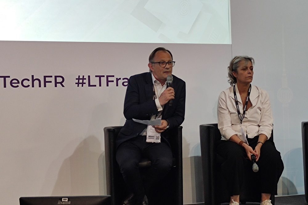 Clément Caubel, directeur associé, et Stéphanie de Chalvron, responsable des données, présentent l'observatoire dynamique de Humans Matter, lors du salon Learning Technologies 2022, à Paris