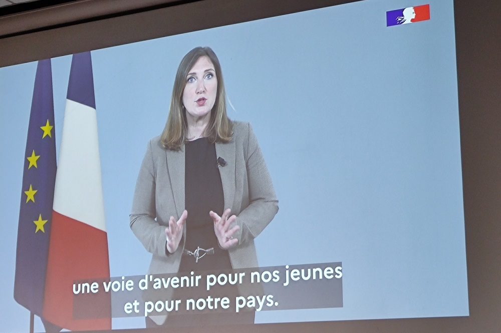 Photo de Carole Grandjean, ministre de l'enseignement et de la formation professionnels, en visio pour le colloque Afdet (Marseille, 11 mai 2023)