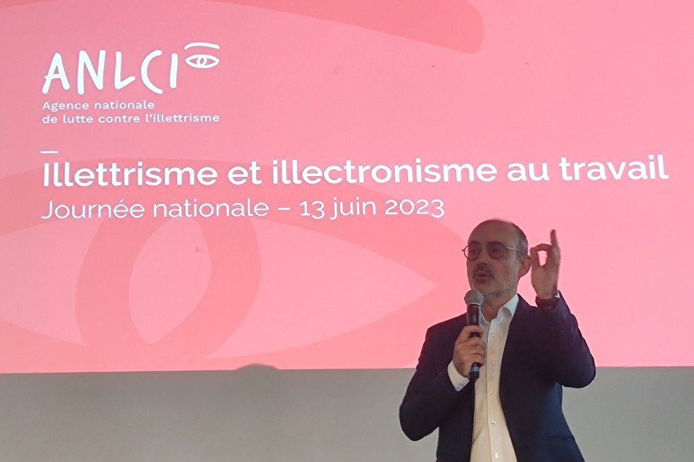 Sur scène, Hervé Fernandez, directeur général de l'Agence nationale de lutte contre l'illettrisme, le 13 juin à Paris