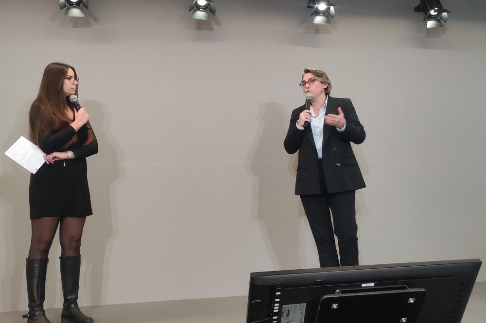 Sur scène, photo de Célia Hammoudi , alternante bac+5 Manager des RH CFA CIefa groupe IGS, interrogeant Laurence hulin, directrice Diversité et égalité des chances du groupe La Poste (colloque RH CFA IGS Ciefa, 21 novembre, Paris)