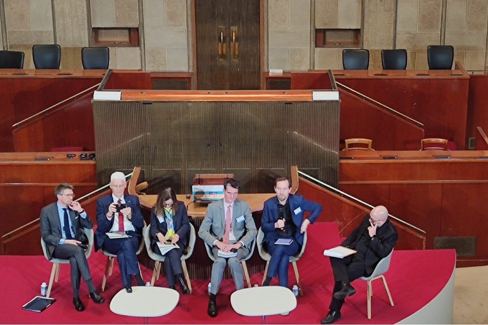 Photo prise Lors de la Conférence de Paris « Avenir du Travail et souveraineté européenne des compétences », lundi 11 décembre 2023 au Conseil économique, social et environnemental, de gauche à droite : Pierre-Yves Dermagne, vice-premier ministre et ministre de l’Économie et du travail belge ; Rolf Schmachtenberg, secrétaire d’État au ministère du Travail et des affaires sociales allemand ; Manuela Geleng, directrice Emploi et compétences à la Commission européenne ; Maxime Cerruti, directrice des Affaires sociales à Business Europe ; Ludovic Voet, secrétaire confédéral de la CSE ; Marc Landré, associé SIA Partners (animateur).