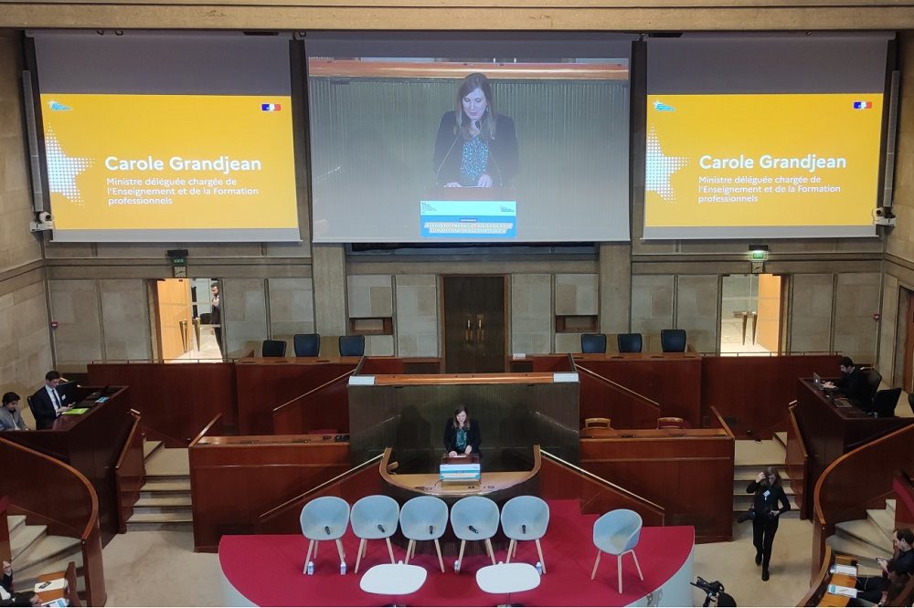 Photo de Carole Grandjean, ministre déléguée chargée de l'enseignement et de la formation professionnels, lors de la Conférence "Avenir du travail et souveraineté européenne des compétences", lundi 11 décembre 2023 au Conseil économique, social et environnemental à Paris