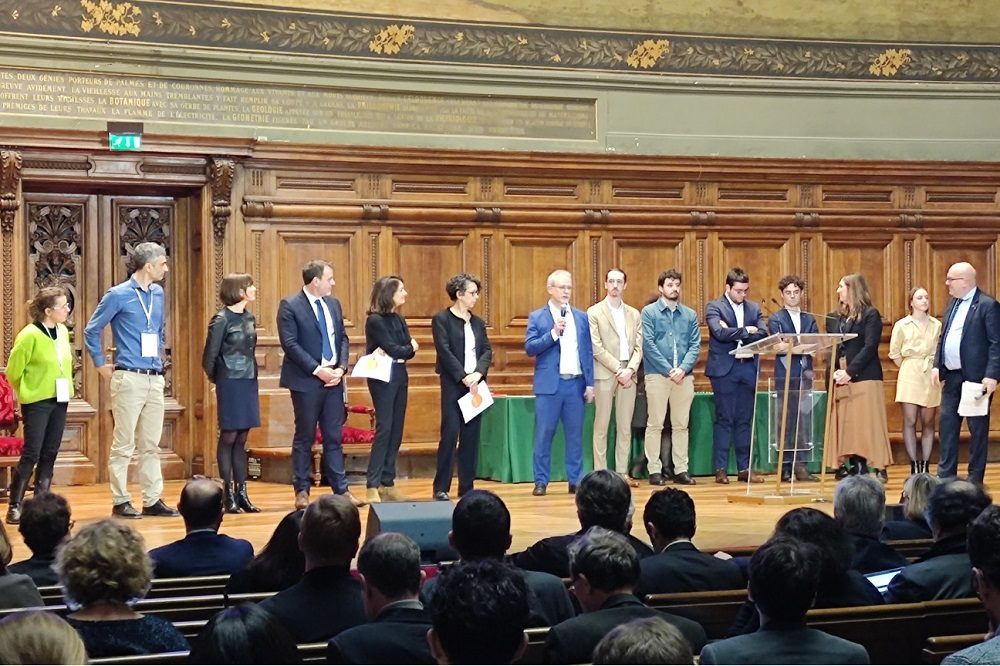 Photo de Carole Grandjean, ministre déléguée à l'enseignement et à la formation professionnels, et Bruno Bonnell, secrétaire général pour l'investissement, devant des lauréats de l'appel à manifestation d'intérêt Compétences et métiers d'avenir (Journée nationale des compétences et métiers d'avenir, 19 décembre, Paris).