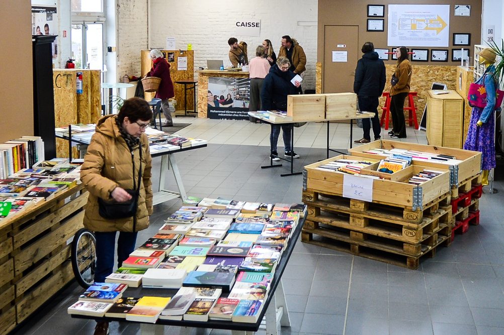 La Bouquinerie du Sart, à Villeneuve-d’Ascq, forme des personnes logées en centres d’hébergement aux métiers de la logistique, pour les aider à retrouver un travail et une vie autonome.