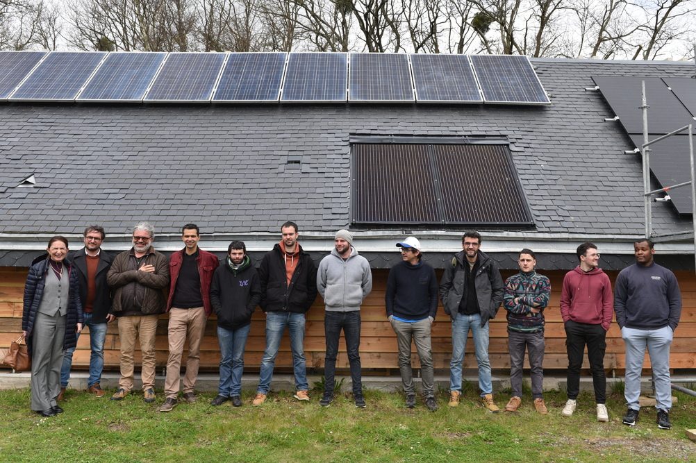 La Région Bretagne expérimente une formation d’installateur de systèmes photovoltaïques, à l’Afpa de Quimper.