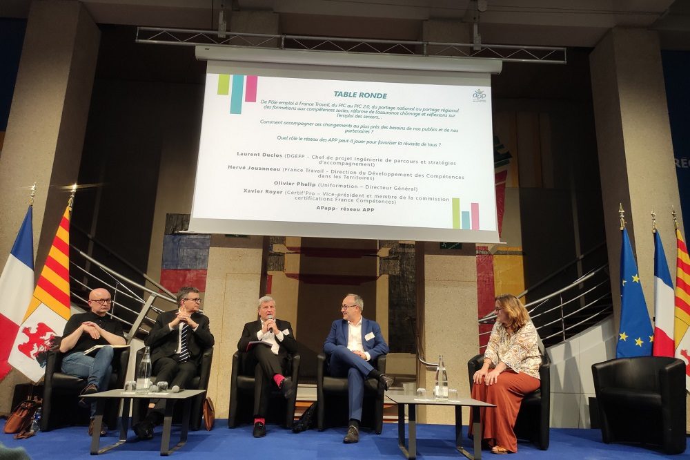 Photo du Jeudi 13 juin 2024, Assises nationales des Ateliers de pédagogie personnalisée à Marseille (Hôtel de Région). De gauche à droite : Laurent Duclos, chef de projet Ingénierie de parcours et stratégies d’accompagnement à la Dgefp ; Olivier Phelip, directeur général d’Uniformation ; Xavier Royer, vice-président de Certif Pro ; Hervé Jouanneau, directeur du développement des compétences dans les territoires de France travail ; Laurence Martin, déléguée générale de l’association de promotion du label APP.