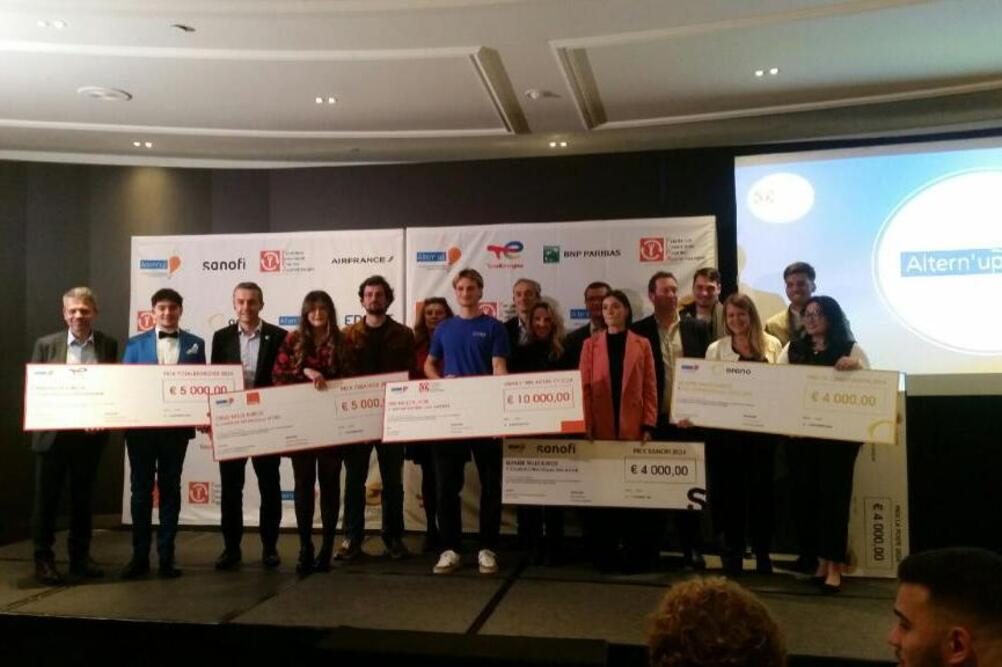 Les prix Altern’Up, organisés par la Fondation Innovations pour les apprentissages (Fipa), sont remis le 5 décembre 2024 à des jeunes apprentis dans de grandes sociétés, par ailleurs créateurs d’entreprise.