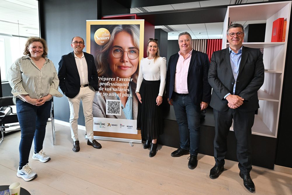 Le dispositif Seniors Plus a été dévoilé le 29 avril 2025. De gauche à droite : Sophie Zuberek (directrice régionale de l’Aract Hauts-de-France), Stéphane Guénézan (directeur général de Transitions Pro Hauts-de-France), Mélanie Meurillon (Daf de Maxxing), Jacques Triponel (délégué régional de l’Apec) et Matthieu Tezenas (co-président de Transitions Pro Hauts-de-France).