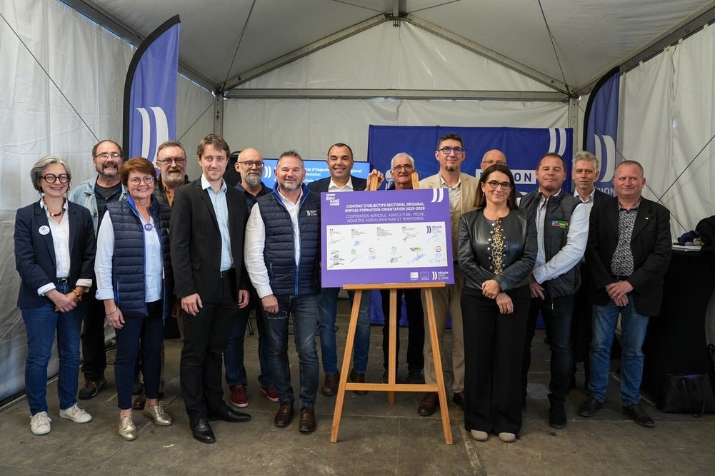 Les représentants professionnels ligériens de l’agriculture, de l’agro-alimentaire, de la pêche et des entreprises du paysage ont signé le 10 octobre 2025 avec l’Etat, la Région et les autorités académiques un contrat d’objectifs sectoriel.