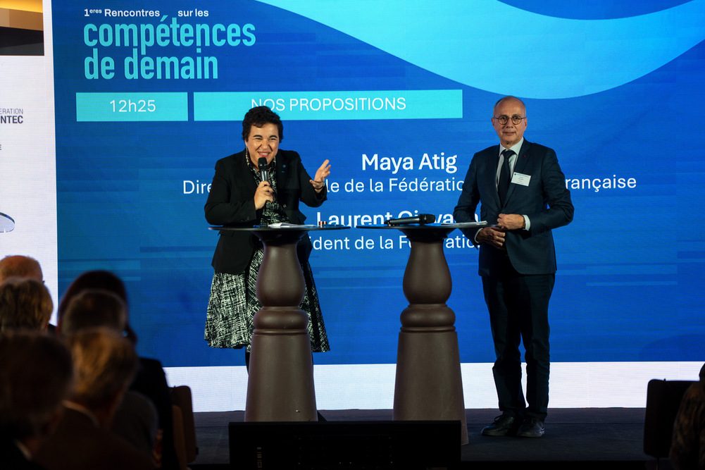 Les représentants de l Fédération Syntec et de la Fédération bancaire française, à l’issue des premières "Rencontres sur les compétences de demain", le 4 novembre à Paris.